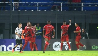 Athletico Paranaense derrotó por 1-2 en condición de visitante a Libertad y asumió el liderazgo de la llave G, en la tercera fecha de la fase de grupos de la Copa Libertadores. Los paraguayos, últimos del grupo.