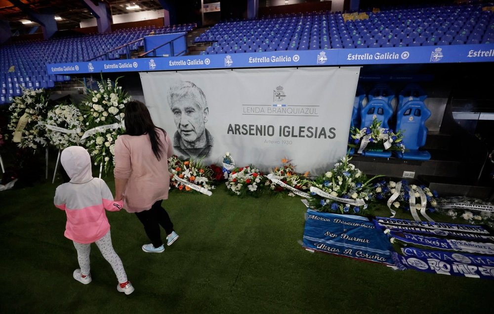 Los deportivistas, en masa, acudieron a darle el adiós que merecía Arsenio Iglesias. EFE