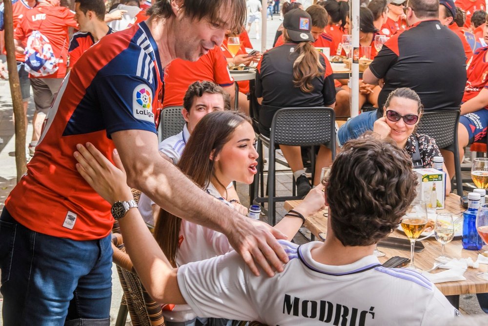 Aficionados de Osasuna y del Real Madrid la pasaron de maravilla en la previa a la final. EFE