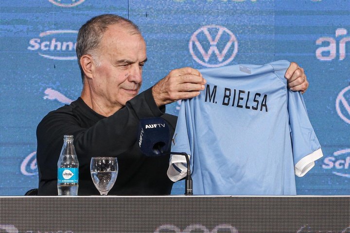 Bielsa fue presentado en Uruguay: 