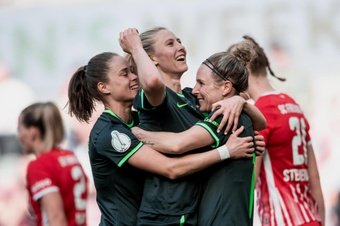El Wolfsburg femenino salió campeón de la Copa de Alemania tras imponerse con mucha solvencia al Freiburg en la final por 4-1. El equipo que jugará la final de la Champions League ante el Barcelona levantó su décimo trofeo copero, el noveno consecutivo.