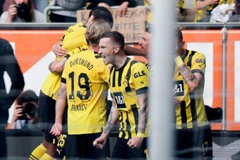 El Borussia Dortmund ganó al Augsburg y aprovechó a las mil maravillas la derrota del Bayern de Múnich para colocarse líder de la Bundesliga. Un doblete de Haller y otro tanto de Brandt dejó el título a un triunfo antes de la última jornada liguera.