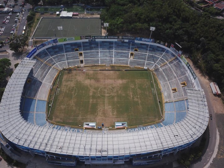 El sentido homenaje a los hinchas fallecidos en el estadio Cuscatlán de El Salvador