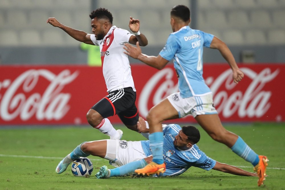 River falló un penalti y desaprovechó la oportunidad de ganar a Sporting Cristal. EFE