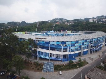 La Fiscalía General de la República (FGR) de El Salvador registró este jueves las oficinas administrativas del equipo Alianza FC y de una empresa privada encargada del Estadio Cuscatlán como parte de las investigaciones que se realizan por la estampida que se cobró 12 vidas.