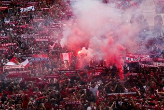 El Benfica fue recibido a lo grande este lunes por miles de aficionados en el Ayuntamiento de Lisboa tras proclamarse campeón de Portugal. 