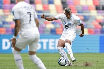 Uruguay se prepara para enfrentar a Israel por las semifinales del Mundial Sub 20. Para dicho encuentro, el conjunto 'charrúa' solo podría contar con 14 futbolistas de campo, después de que se confirmara la suspensión de Luciano Rodríguez.