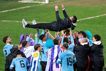 La Selección Uruguaya Sub 20 se proclamó campeona del mundo tras derrotar en la final a Italia. Los jugadores lo celebraron de una forma muy especial con su seleccionador Marcelo Broli, a quien mantearon mientras daba la rueda de prensa post partido.