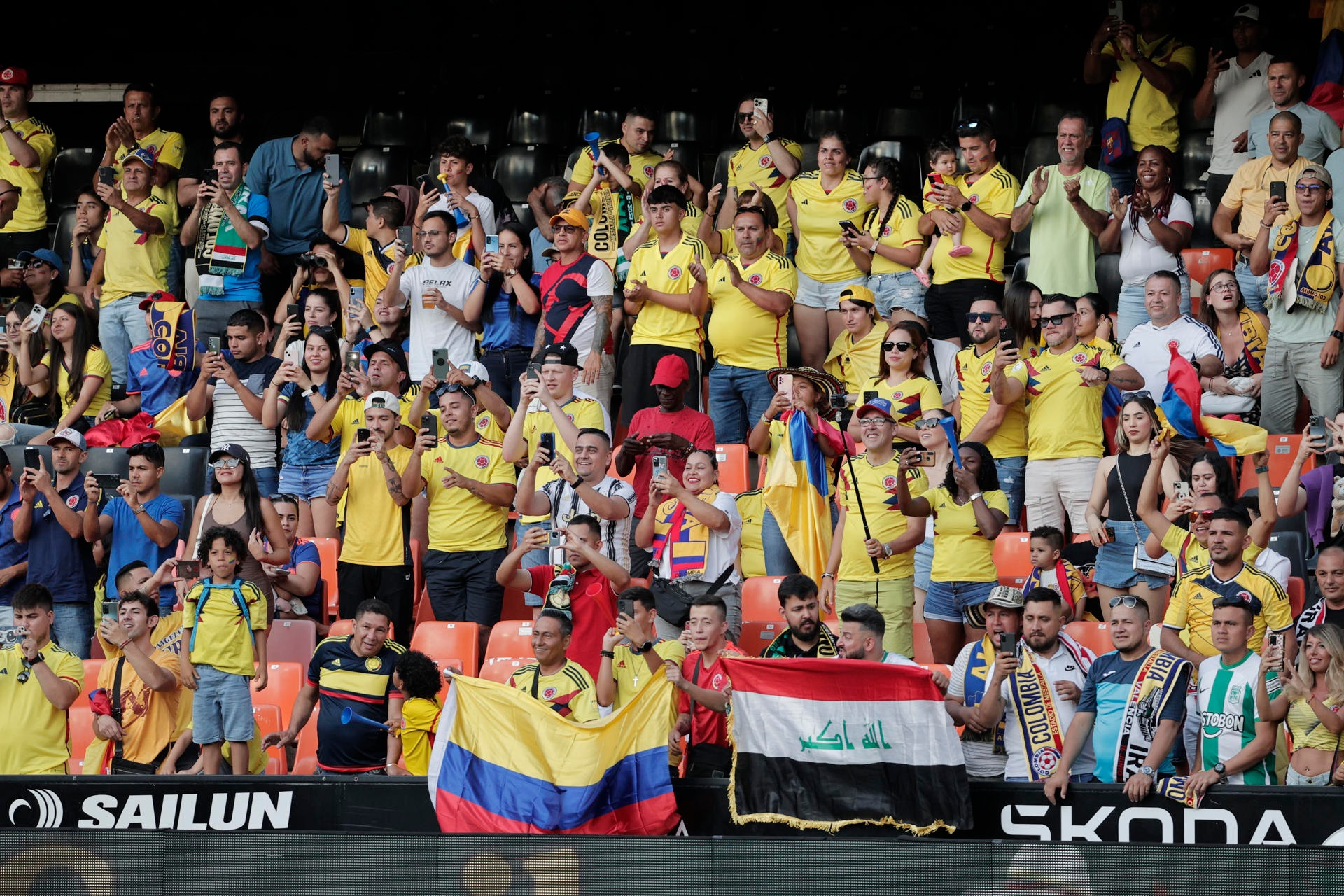 La grada de Mestalla se inundó de los colores de Colombia