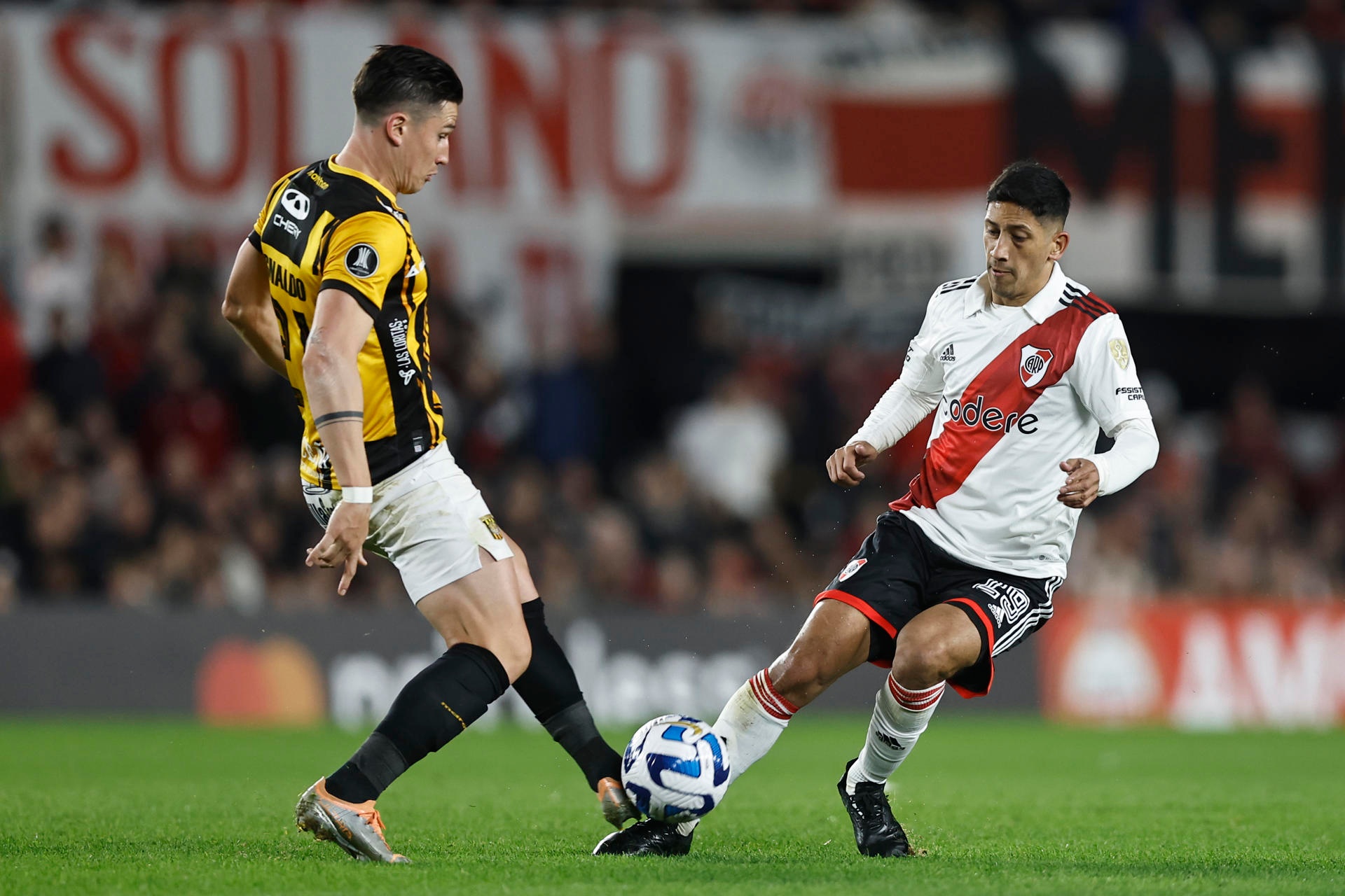 River Plate hizo su trabajo, ganó por 2-0 a The Strongest y se clasificó en segunda posición para los octavos de final de la Copa Libertadores.