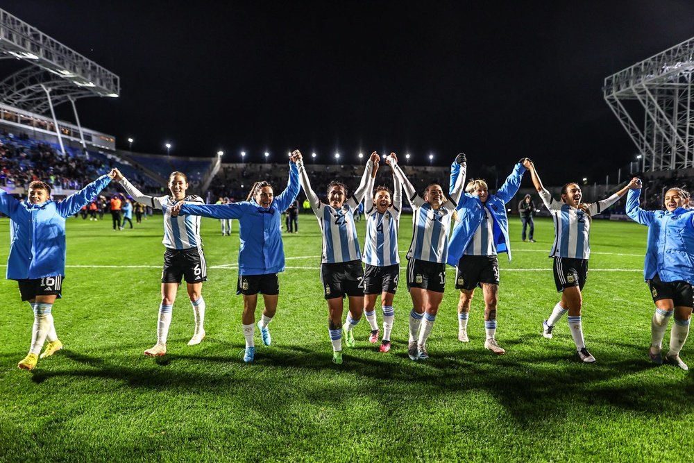 Argentina se despide de casa con una goleada camino al Mundial. EFE