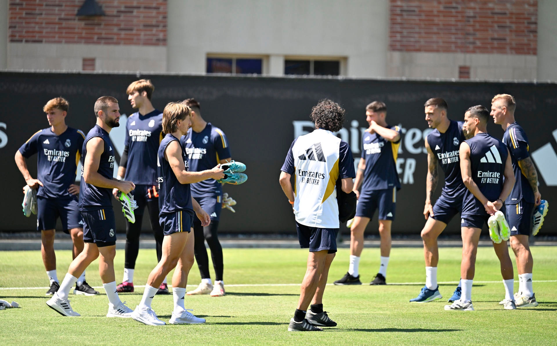 El Madrid completó la primera sesión en Los Ángeles con el susto de Carvajal