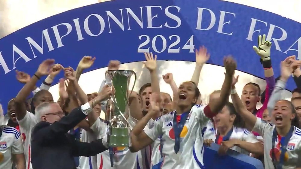 Lyon bat le PSG en finale du championnat de France féminin. Dugout