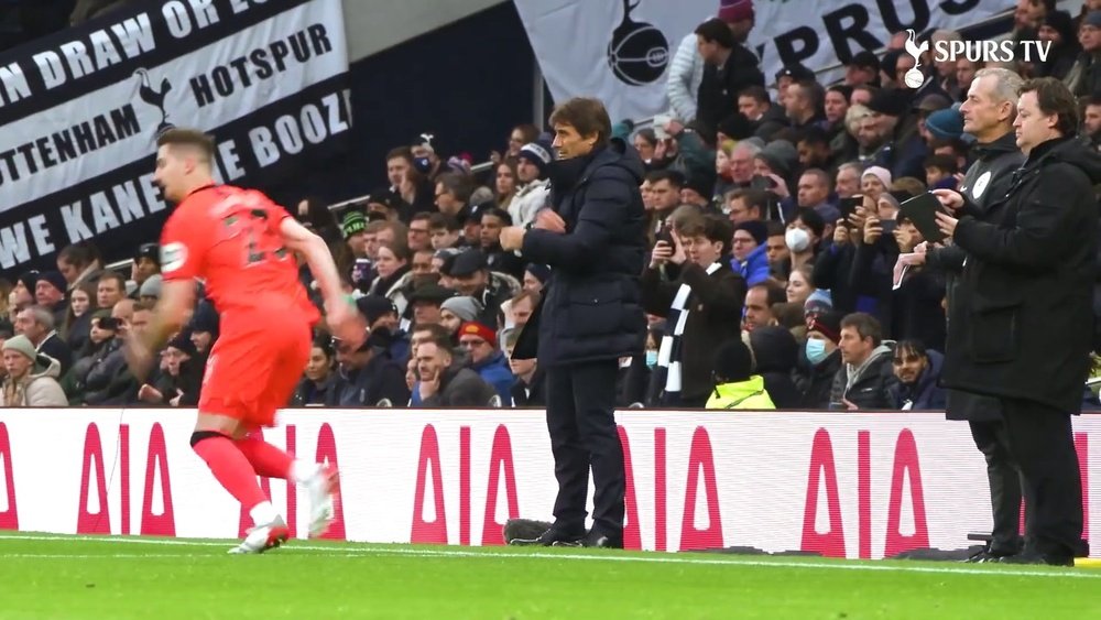 As reações de Antonio Conte no banco de reservas durante a vitória do Tottenham. DUGOUT