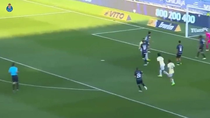 Gabriel Veron quase marca pela primeira vez pelo Porto; assista