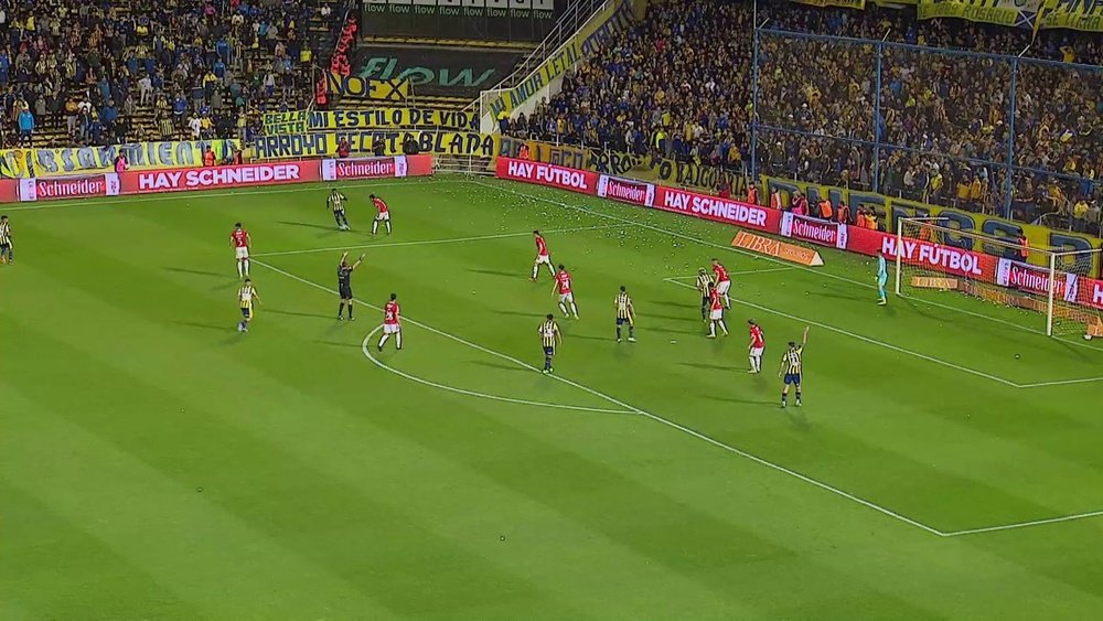 Une grande technique conduit à un superbe but en lob en Argentine. Dugout