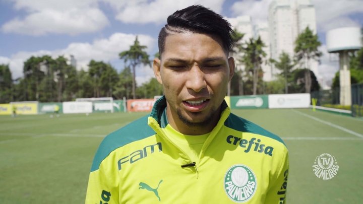 Rony celebra recorde com a camisa do Palmeiras: 