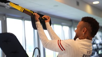 Neymar poursuit son processus de récupération. dugout