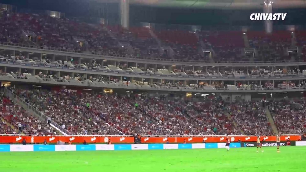 VÍDEO: la afición de Chivas se vuelca con los suyos. DUGOUT