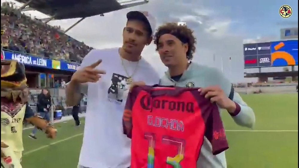 VÍDEO: Ochoa regaló su camiseta a Toscano, primer mexicano campeón de la NBA. DUGOUT