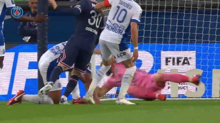 Messi colpisce i legni contro il Troyes. Dugout