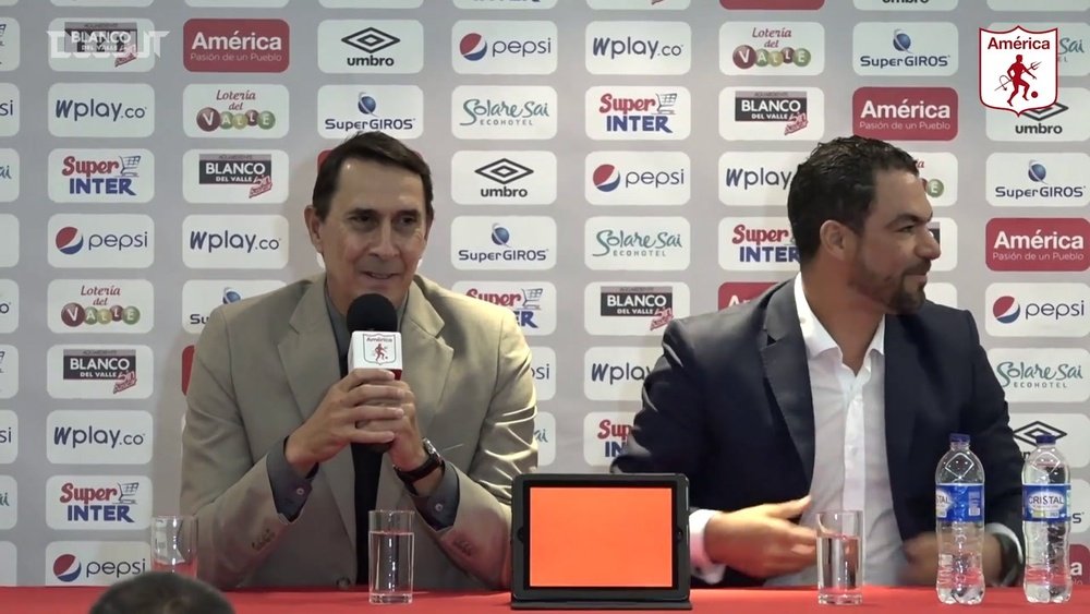 Apresentação de Alexandre Guimarães como técnico do América de Cali. DUGOUT