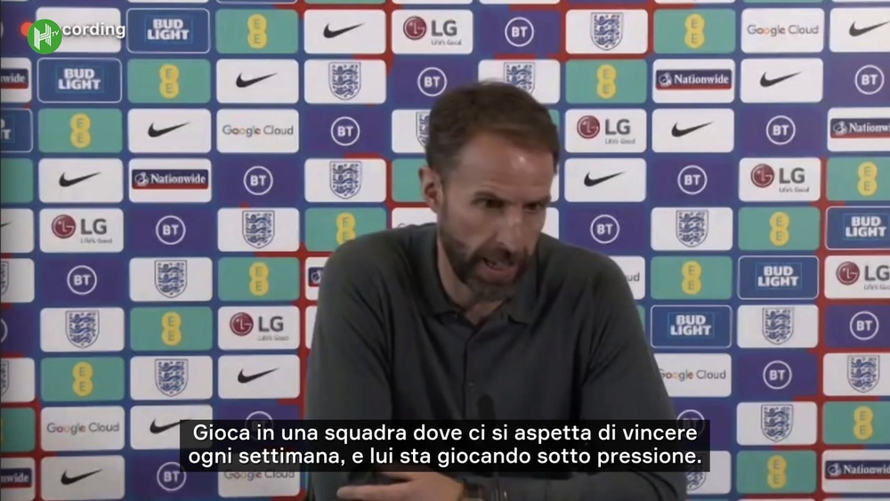 Southgate elogia Tomori. Dugout