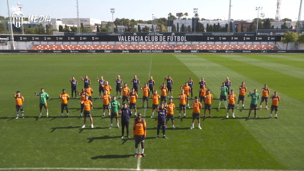 Valencia showed support for their teammate Diakhaby in training. DUGOUT