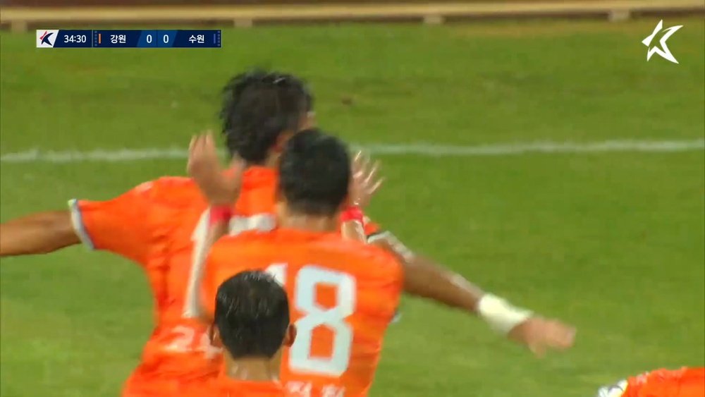 Ko Moo-yeol scored a terrific free-kick for Gangwon. DUGOUT