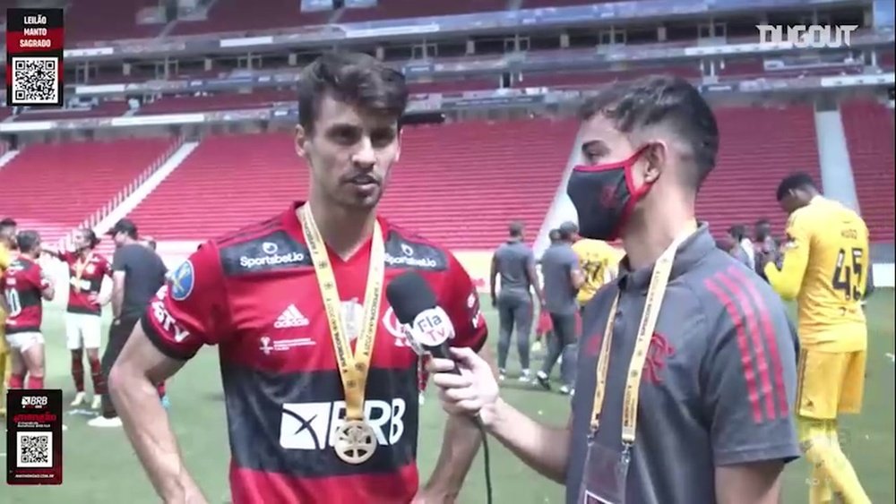 O zagueiro do Flamengo comemorar o título. DUGOUT