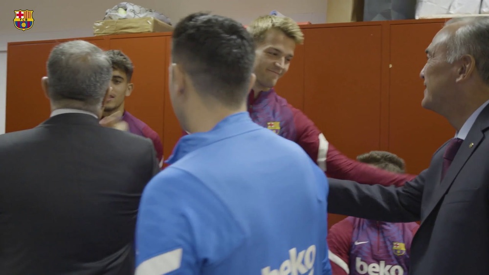 Il primo allenamento di Xavi da allenatore del Barcellona. Dugout
