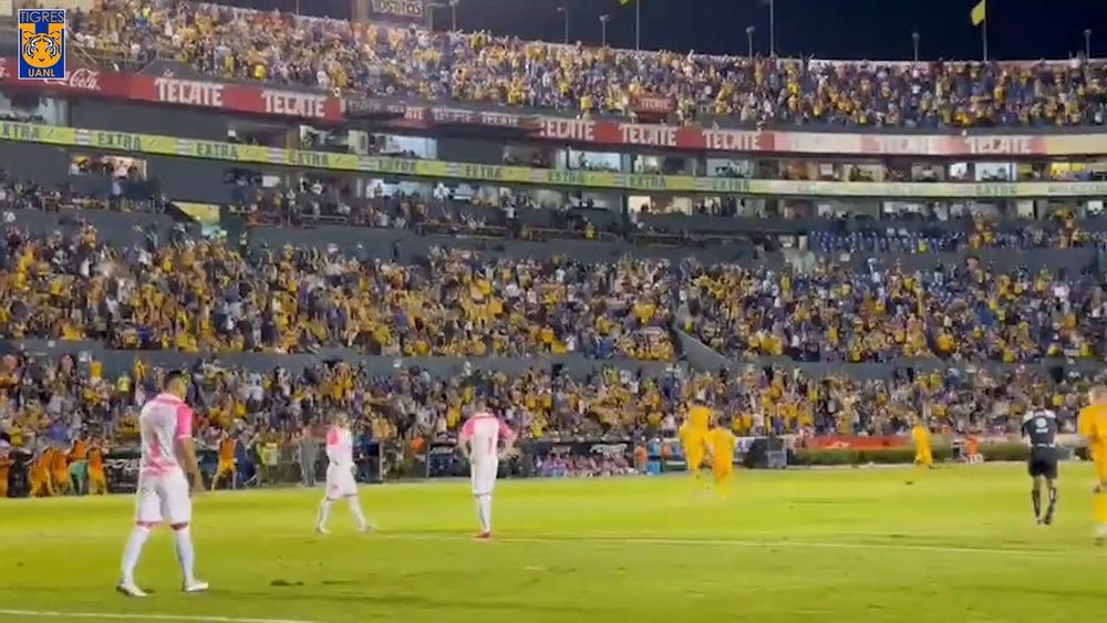Le coup franc de Gignac contre Chivas. Dugout