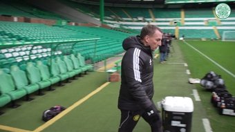 Brendan Rodgers parla ai giocatori del Celtic prima che inizino la preparazione per la sfida di Champions League contro la Lazio.