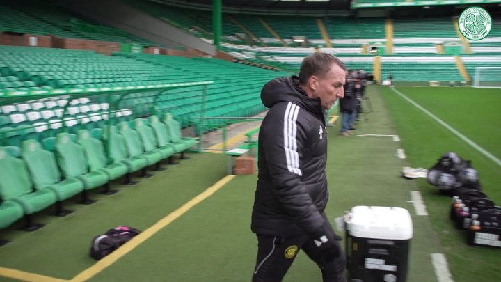 Rodgers parla ai giocatori del Celtic prima di iniziare la preparazione alla Lazio