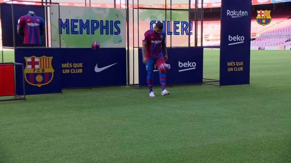 Memphis Depay em sua primeira vez no gramado do Camp Nou. DUGOUT