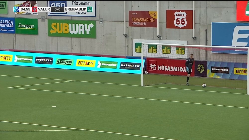 El portero corrió detrás de la pelota sin éxito. Dugout