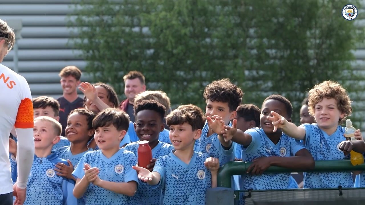 VIDEO: Academy kids swarm Haaland, Rodri and Guardiola in Man City training