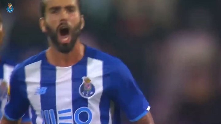 VÍDEO: Sérgio Oliveira decide com golaço de falta no último minuto para o Porto