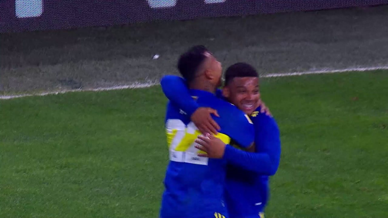 Frank Fabra y Sebastián Villa festejan el gol en propia puerta de Demartini. Dugout