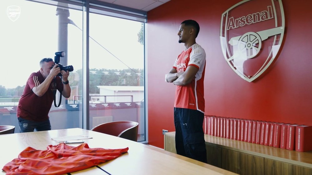 Dietro le quinte: William Saliba firma il nuovo contratto con l'Arsenal. Dugout