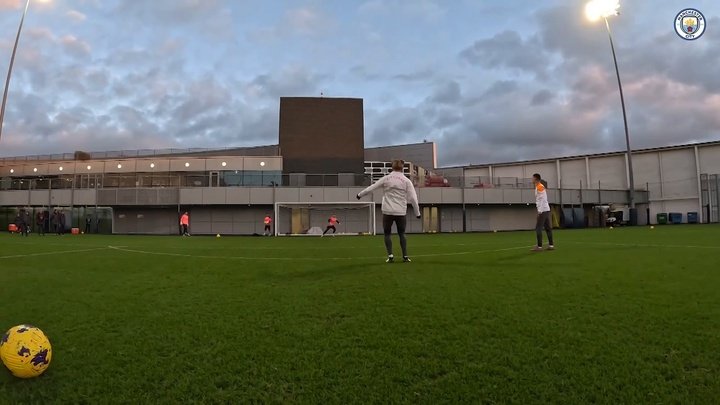 VIDEO: De Bruyne and Foden enjoy shooting practice