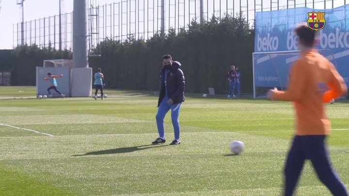 Xavi mostra que ainda tem habilidade no treino do Barcelona