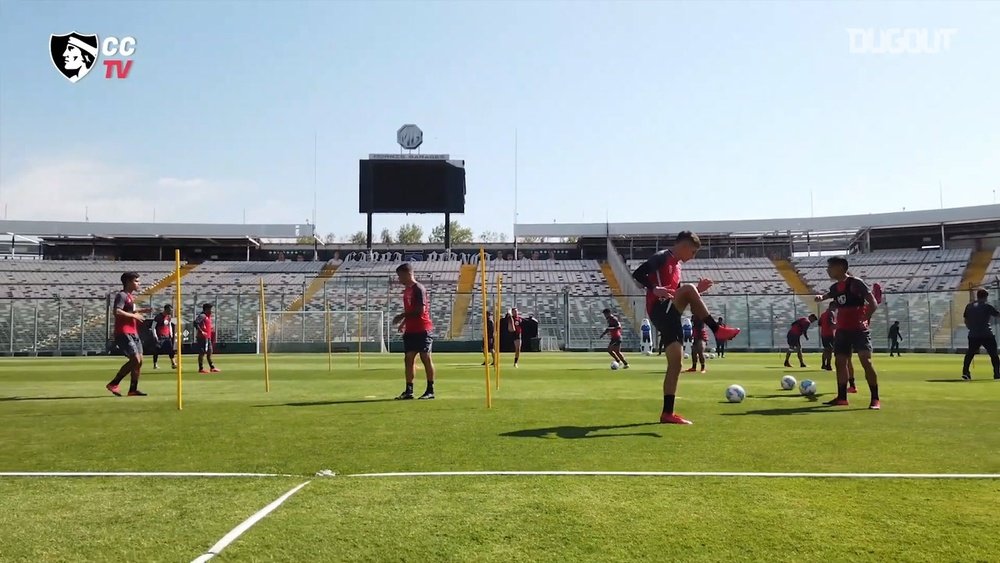 Colo-Colo prepare for their game. DUGOUT