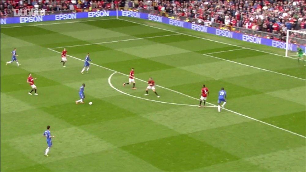 Mata marca pelo Chelsea contra o Manchester United. DUGOUT