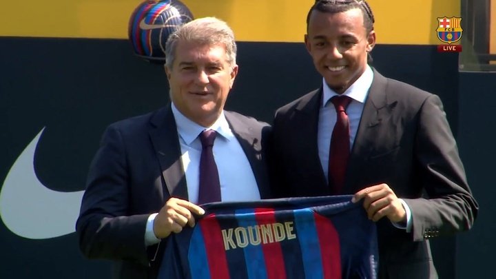 La presentazione di Koundé con il Barça. Dugout