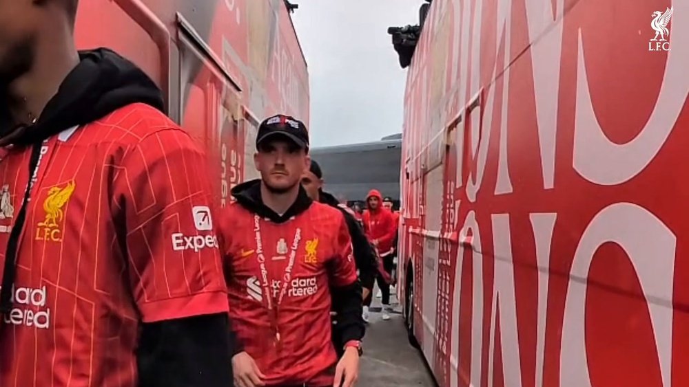 Elenco do Liverpool celebra título da Premier League em ônibus aberto. DUGOUT