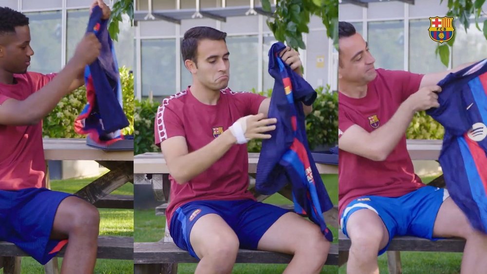 Xavi and his players show off their new jersey. DUGOUT