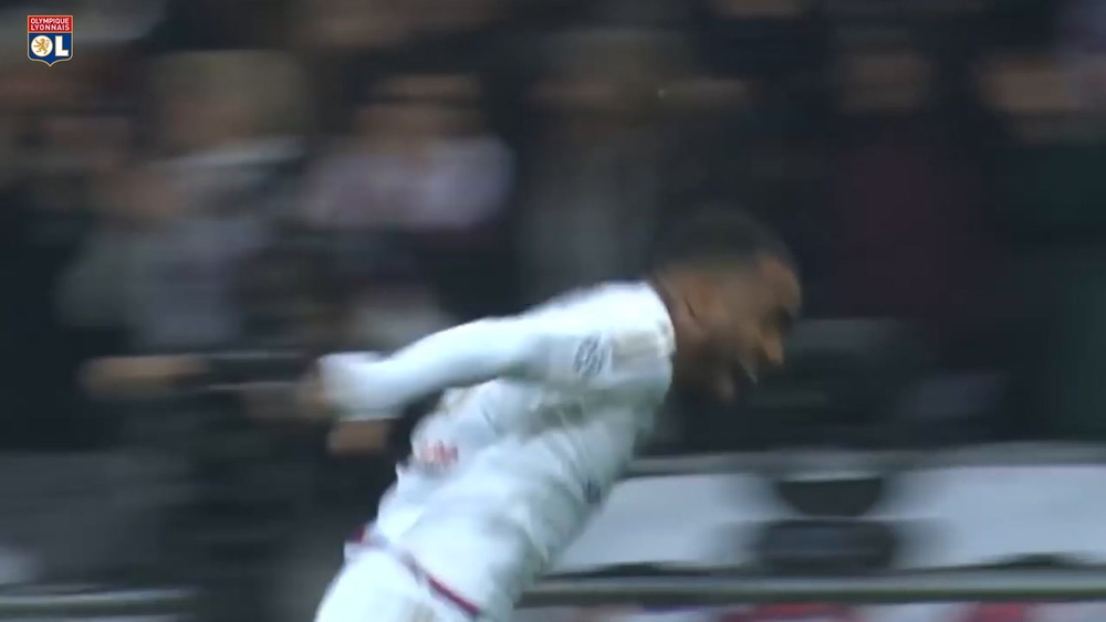 Lacazette avait fait trembler les filets. Goal