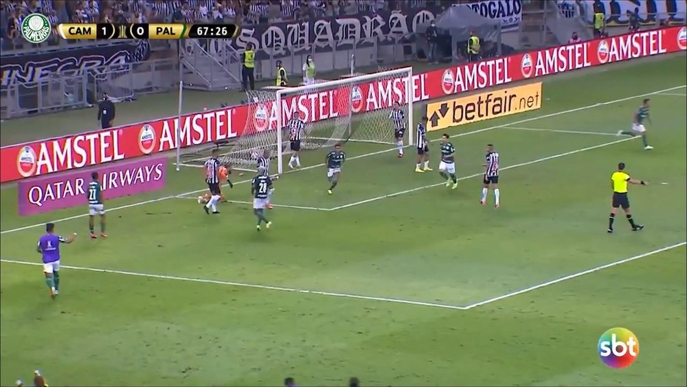 Dudu e Gabriel Verón comentam lance do gol da classificação do Palmeiras. DUGOUT