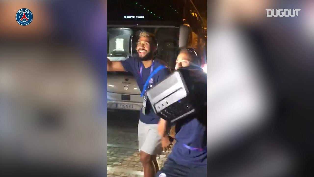 VIDÉO : l'arrivée festive des joueurs du PSG à leur hôtel. Dugout